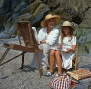 Phoebe (Christiane H&ouml;rbiger, li.) gibt in ihrem wundersch&ouml;nen Garten der kleinen Charlotte (Aline Metzner) Malunterricht. Charlotte ist immer gl&uuml;cklich, wenn sie bei Phoebe sein darf.