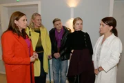Katrin (Ulrike Frank, l.), Maren (Eva Mona Rodekirchen, 2.v.l.), Moritz (Lennart Borchert), Johanna (Charlott Reschke, 2.v.r.) und Lilly (Iris Mareike Steen) machen sich gro&szlig;e Sorgen.