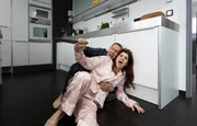 Rolf Kaminski (Udo Schenk) hat aus Sorge bei Vera Bader (Claudia Wenzel) auf dem Sofa geschlafen. Als er morgens in die K&uuml;che kommt, hat Vera vergessen, dass er bei ihr &uuml;bernachtet hat und vermutet einen Einbrecher. Sie geht mit einem Messer auf ihn los.