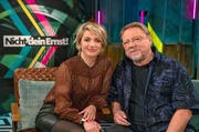 Nicht dein Ernst! - Die Dilemma-Show mit Sabine Heinrich und J&uuml;rgen von der Lippe. Darf ich das Trouble-Maker-Kind von anderen Eltern zurechtweisen? Wie werde ich G&auml;ste los, die zu lange bleiben? Muss ich meine Freunde fragen, bevor ich ein Foto poste, auf dem ich gut, sie aber eher schlecht getroffen sind? In der neuen WDR-Show "Nicht dein Ernst!" verhandeln Sabine Heinrich (l) und J&uuml;rgen von der Lippe ungeschriebene Regeln des Alltags.