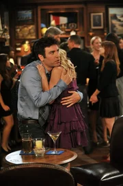 F&uuml;r Ted (Josh Radnor, l.) scheint das Hochzeitswochenende so gut wie gelaufen zu sein, als er der melancholischen Cassie (Anna Camp, r.) begegnet ...