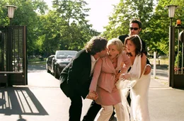Ausgerechnet bei der Hochzeit setzen bei der hochschwangeren Sylvie (Nina Weniger, 2.v.l.) die Wehen ein. Max (Hans-Jochen Wagner, l.), Pia (Katharina Wackernagel, 2.v.r.) und Uli (Benjamin Sadler, r.) machen sich sofort auf den Weg ins Krankenhaus.