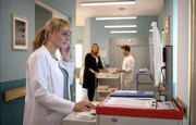 Sarah Marquardt (Alexa Maria Surholt, hinten, li.) hasst es, in der Defensive zu sein. Als Dr. Lea Peters (Anja Nejarri, vorn, li.) einen Anruf bekommt, kann sich Sarah &uuml;berhaupt nicht mehr auf das Gespr&auml;ch mit Kris (Jascha Rust, hinten re.) konzentrieren.
