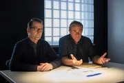 Lars (Ingo Naujoks, l.) und Finn (Sven Martinek) werden hellh&ouml;rig, als die Ehefrau des Mordopfers im Verh&ouml;r ein brisantes Geheimnis gesteht &hellip;