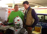 Tr&ouml;delprofi Antoine Richard und er schwergewichtige Peter &uuml;berlegen sich, was hier gemacht werden kann