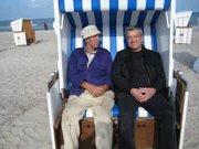 Franz X. Gernstl mit dem Strandkorbverleiher Lothar Knooke an der Ostsee.