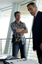 Jim Longworth (Matt Passmore) and Dr. William Grant (Richard Grant, re.)