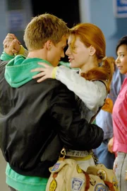 Im Jahr 1989 lernen sich Nadia (Elena Satine, r.) und Cyrus (Dustin McCamie, l.) kennen und lieben ...