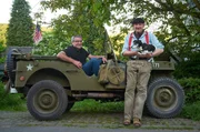 Bei seiner Reise vom Selfkant ins Bergische Land entdeckt Franz Xaver Gernstl (links) den Ami‑Jeep, Baujahr 1944 von Gero Koller.