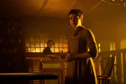Hexe (Alice Krige, l.); Gretel (Sophia Lillis, r.)