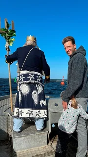 Zur Er&ouml;ffnung seines allj&auml;hrlichen Fisch- und Wollmarkts l&auml;sst der Inselbauer immer den Meeresgott Neptun die Kutter- und Treckerparaden anf&uuml;hren. Auch wenn der Schauspieler inzwischen in die Jahre gekommen ist und auf schwankendem Boot und alten Traktoren sich nicht mehr so wohl f&uuml;hlt. Das r&auml;cht sich.