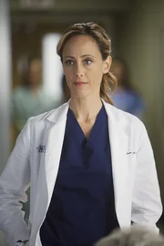 Während Lexie erfährt, dass Mark mit Julia zusammenziehen möchte, macht Teddy (Kim Raver) erste Schritte um mit Henrys Tod fertig zu werden ... Während Lexie erfährt, dass Mark mit Julia zusammenziehen möchte, macht Teddy (Kim Raver) erste Schritte um mit Henrys Tod fertig zu werden ...