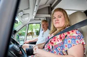 Gisa Flake und Ingolf L&uuml;ck sind bereit f&uuml;r die erste l&auml;ngere Fahrt mit dem Camper entlang des Bodensees in der Schweiz.