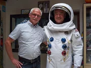 In Mittweida fragt Franz Xaver Gernstl (rechts) bei Raumfahrtfan Tasillo R&ouml;misch nach, was aus dessen Weltall-Tr&auml;umen geworden ist.