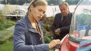 Kommissar Kehler (Wolfgang Bathke) will von Nele (Julie Engelbrecht) wissen, wo sie und ihr Freund zur Tatzeit waren.