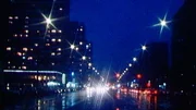 Die Hauptstadt der DDR am späten Abend. Wie war das Leben in Ostberlin, wenn es dunkel wurde? Jeder Stadtbezirk ist eine Welt für sich. In Mitte und Prenzlauer Berg gibt es viel Amüsement, in Spindlersfeld und Pankow wird im Drei-Schicht-System gearbeitet. Erinnerungen und einmalige Aufnahmen aus Ostberlin. - Abends auf der Leipziger Straße. Die Hauptstadt der DDR am späten Abend. Wie war das Leben in Ostberlin, wenn es dunkel wurde? Jeder Stadtbezirk ist eine Welt für sich. In Mitte und Prenzlauer Berg gibt es viel Amüsement, in Spindlersfeld und Pankow wird im Drei-Schicht-System gearbeitet. Erinnerungen und einmalige Aufnahmen aus Ostberlin. - Abends auf der Leipziger Straße.