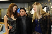 Offensichtlich genießt Barni (Karim Cherif, M.) die Gesellschaft von Jessica (Fiona Erdmann, l.) und Maxi (Larissa Marolt, r.) ... Offensichtlich genießt Barni (Karim Cherif, M.) die Gesellschaft von Jessica (Fiona Erdmann, l.) und Maxi (Larissa Marolt, r.) ...