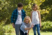 L-R: Luke Dunphy (Nolan Gould), Claire Dunphy (Julie Bowen), Haley Dunphy (Sarah Hyland)