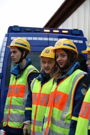 Der THW-Nachwuchs hilft Checker Tobi bei seinem heutigen CheXperiment.