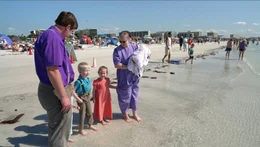 &Uuml;berraschendes Bild: Seit einigen Jahren kommen Amish-Familien zum Winterurlaub an die Str&auml;nde Floridas. Aber sie legen ihre Kleidung nie ab.