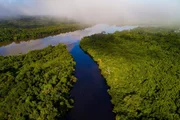 Der Amazonas besteht aus einem ganzen Flusssystem. Hier fließen der Rio Cristalino und der Rio Teles Pires im Süden Brasiliens zusammen. Der Amazonas besteht aus einem ganzen Flusssystem. Hier fließen der Rio Cristalino und der Rio Teles Pires im Süden Brasiliens zusammen.