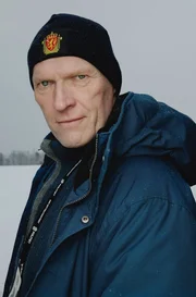 Kommissar William Wisting (Sven Nordin) ermittelt in einer Moderserie.