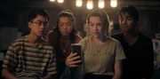 Caleb (Joshua Tan, v. l.), Caroline (Jacqueline Joe, h. l.), Issie (Macey Chipping, v. r.) und Dan (Max Crean, h. r.) beratschlagen sich mit Issies Freundin Anisha aus London per Videoanruf und planen den Machenschaften der Firma Hexronn online den Kampf anzusagen.