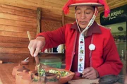 Der K&uuml;chenchef Isaac Riquelme ist Experte der spirituellen Andenk&uuml;che und bereitet Pachamanca auf traditionelle Art zu.