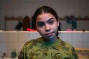 Maxi (Kiana Ben Attou) probiert aus, wie sie erwachsener wirken k&ouml;nnte.
