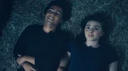 W&auml;hrend des Stromausfalls im Reitstall tauschen Dan (Max Crean, l.) und Natasha (Antonia Robinson, r.) bei einem Gespr&auml;ch zu zweit auf dem Heuboden ihre Gedanken aus.