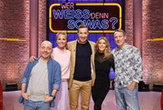 Moderator Kai Pflaume (M.) und seine Rateteam-Kapit&auml;ne Bernhard Ho&euml;cker (l.) und Wotan Wilke M&ouml;hring (r.) begr&uuml;&szlig;en in dieser Sendung die Fernsehmoderatorin und -produzentin, Sonja Zietlow (2.v.l.) und die Autorin und Fernsehmoderatorin, Laura Karasek (2.v.r.).