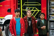 Sami (Jo&euml;l Massy Kohandel), Frau Schiller (Elisa Uebersch&auml;r) und Karl Walter (Lance Gernot Simon) (von links nach rechts) beobachten die Rettungsaktion der Feuerwehr.