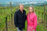 Bj&ouml;rn Freitag (l) und Tamina Kallert unterwegs in den malerischen Weinbergen des Wiener Nussbergs.