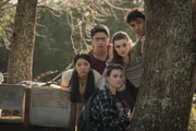 Caroline (Jacqueline Joe, l.), Caleb (Joshua Tan, 2.v.l.), Issie (Macey Chipping, M.), Natasha (Antonia Robinson, 2.v.r.) und Dan (Max Crean, r.) haben im Wald eine interessante Entdeckung gemacht, die sie auf die Spur der verschwundenen Wildpferdeherde f&uuml;hrt.