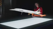 Die Luft- und Raumfahrtingenieurin Dr. Sophie Harker untersucht das Feuer, das unter dem linken Fl&uuml;gel der Concorde 4590 w&auml;hrend des Fluges ausgebrochen ist.