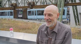 Einmal im Leben durch Wuppertal schweben! Die Wuppertaler Schwebebahn feiert ihren 125. Geburtstag - ein "einzigartiges" Verkehrsmittel in einer besonderen Stadt. - Markus Riedel hat mit seinem Club &bdquo;Open Ground&ldquo; direkt am Hauptbahnhof neue Ma&szlig;st&auml;be gesetzt und zieht DJs und Clubg&auml;nger aus aller Welt an.