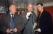 Beim Betriebsausflug auf einem Spreedampfer wurde der Firmenchef Bahlow ermordet. Kehler (Wolfgang Bathke, li.) und Bonhoff (Wolfgang Krewe, re.) ermitteln an Bord. Der Gerichtsmediziner Dr. Duhler (Klaus Schindler) hat schon eine erste Theorie zum Tathergang.