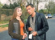 Kommissar Bonhoff (Wolfgang Krewe) will von der Freundin des Entf&uuml;hrten, Caroline Nolte (Julia B&auml;hre), wissen, was sie bei dem Tathergang beobachtet hat.