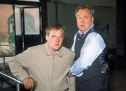 Kehler (Wolfgang Bathke, re.) und Tim (Oliver Br&ouml;ker), die von Holzer als Geiseln genommen wurden, werden von Kommissar Bonhoff entdeckt.