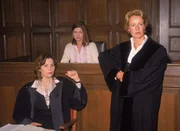 Staatsanw&auml;ltin Glaser (Britta Schmeling, re.) bringt die Verteidigerin (Adelheid Kleineidam) in Schwierigkeiten: Die Angeklagte Maria B&ouml;hme (Astrid M. F&uuml;nderich) scheint schuldig zu sein.