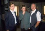 Kommissar Kehler (Wolfgang Bathke, re.) m&ouml;chte, dass Steiger (Hendrik Duryn, Mi.) und Hamm (Andreas Nickl) mit ihrem damaligen Vergewaltigungsopfer konfrontiert werden.