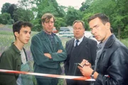 Im botanischen Garten wurde die Leiche eines Bew&auml;hrungshelfers gefunden. Kommissar Bonhoff (Wolfgang Krewe, re.) und Kommissar Kehler (Wolfgang Bathke) befragen zwei Arbeiter, Uwe (Raphael Ghobadloo, l.) und Adi (Uwe Rohde), ob sie etwas gesehen haben.