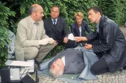 (v.li.) Gerichtsmediziner Dr. Duhler (Klaus Schindler) gibt Kommissar Kehler (Wolfgang Bathke), Staatsanw&auml;ltin Glaser (Britta Schmeling) und Kommissar Bonhoff (Wolfgang Krewe) erste Hinweise zu dem m&ouml;glichen Tathergang.