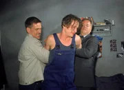 Bei dem Versuch, den H&auml;ftling Manuel Sch&auml;fer (Olaf Rauschenbach, Mi.) zu befragen, rastet der Knastjunkie aus. Die Kommissare Bonhoff (Wolfgang Krewe, l.) und Kehler (Wolfgang Bathke) k&ouml;nnen ihn nur mit M&uuml;he beruhigen.