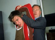 Als Kommissar Kehler (Wolfgang Bathke, r.) Tim (Daniel Jeroma) vernehmen will, kommt es zu Handgreiflichkeiten.