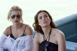 Die Schwestern Kate (Claire Holt, l.) und Lisa (Mandy Moore) wissen noch nicht, welches gef&auml;hrliche Abenteuer sie erwartet.