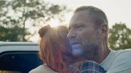 Annette (Bella Thorne, l.); Jack Boucher (Aaron Eckhart, r.)