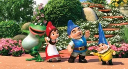 Noch ist die Welt f&uuml;r Julia (2.v.l.) und Nanette (l.), Gnomeo und Benny in Ordnung. Doch die Fehde zwischen den roten und blauen Gartenzwergeclans droht zu eskalieren...