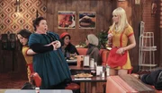 L-R: Max Black (Kat Dennings), Choking Woman (Sharon Sachs), Caroline Channing (Beth Behrs) L-R: Max Black (Kat Dennings), Choking Woman (Sharon Sachs), Caroline Channing (Beth Behrs)