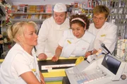 Rita (Gaby K&ouml;ster, l.) hat mitbekommen, dass gegen Schumann eine gemeine Intrige l&auml;uft. Wird Rita Schumann helfen? Ihre Kollegen Bernie (Georg Alfred Wittner, 2.v.l.), Gisi (Franziska Traub) und Didi (Dustin Semmelrogge) sind gespannt...